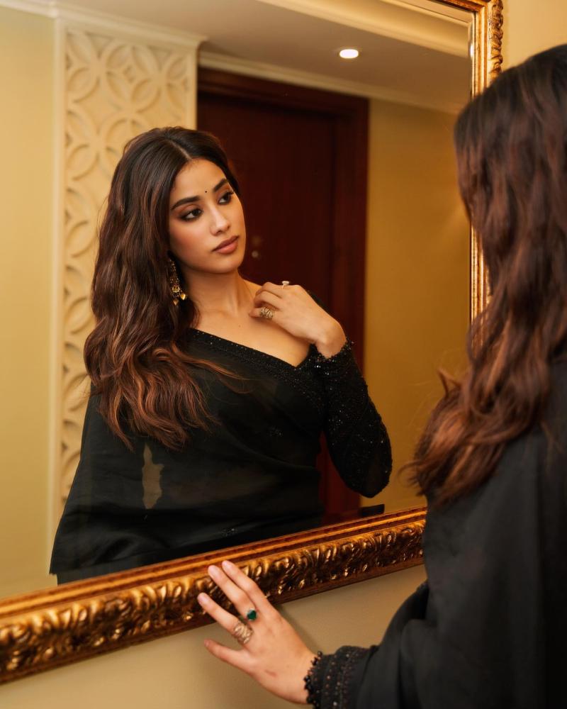janhvi-kapoor-black-saree-photos